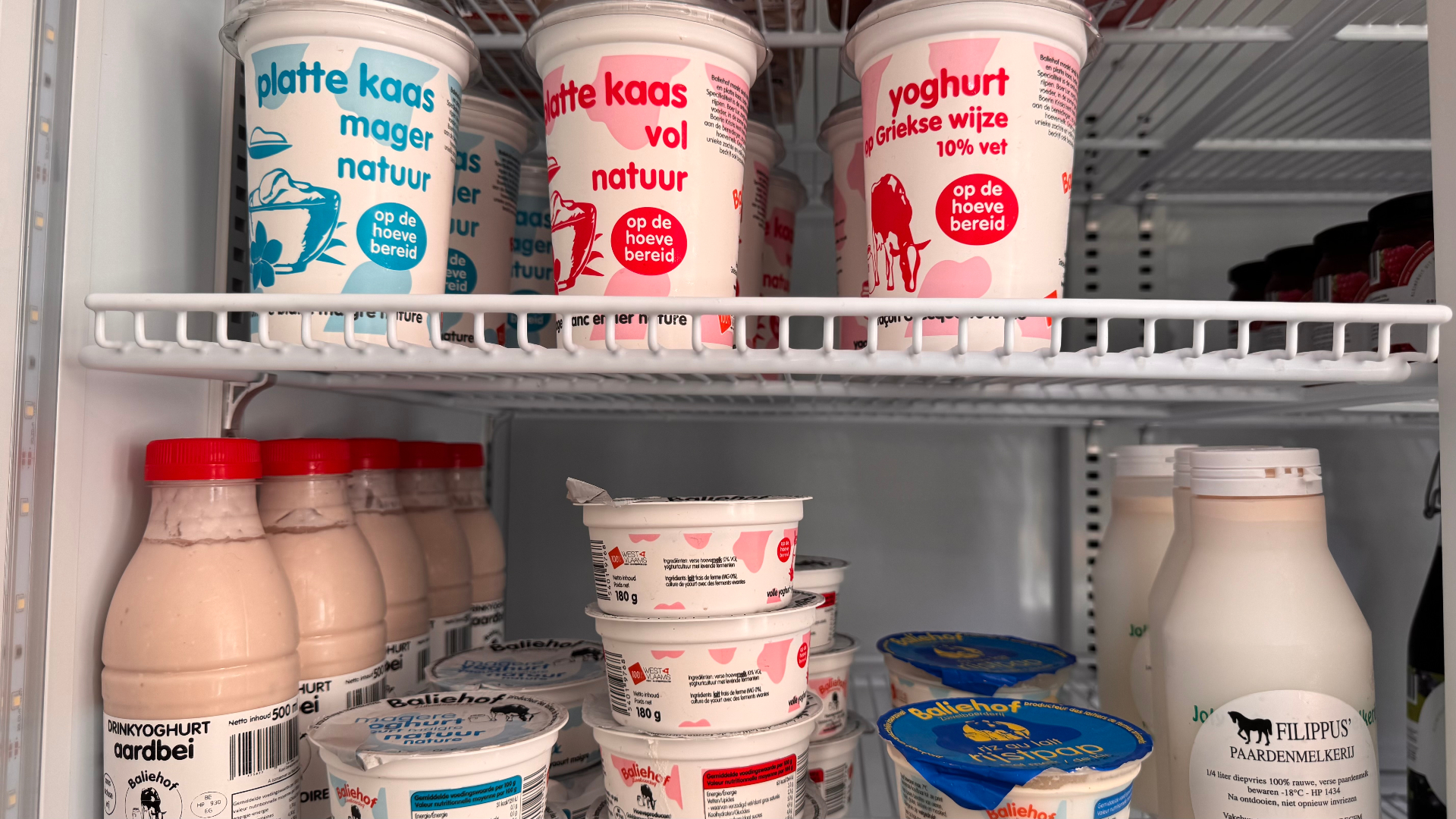Rek met lokale koekjes en streekproducten